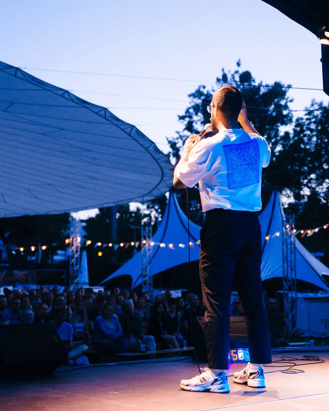 Comedian bei einer Open-Air-Comedy-Show