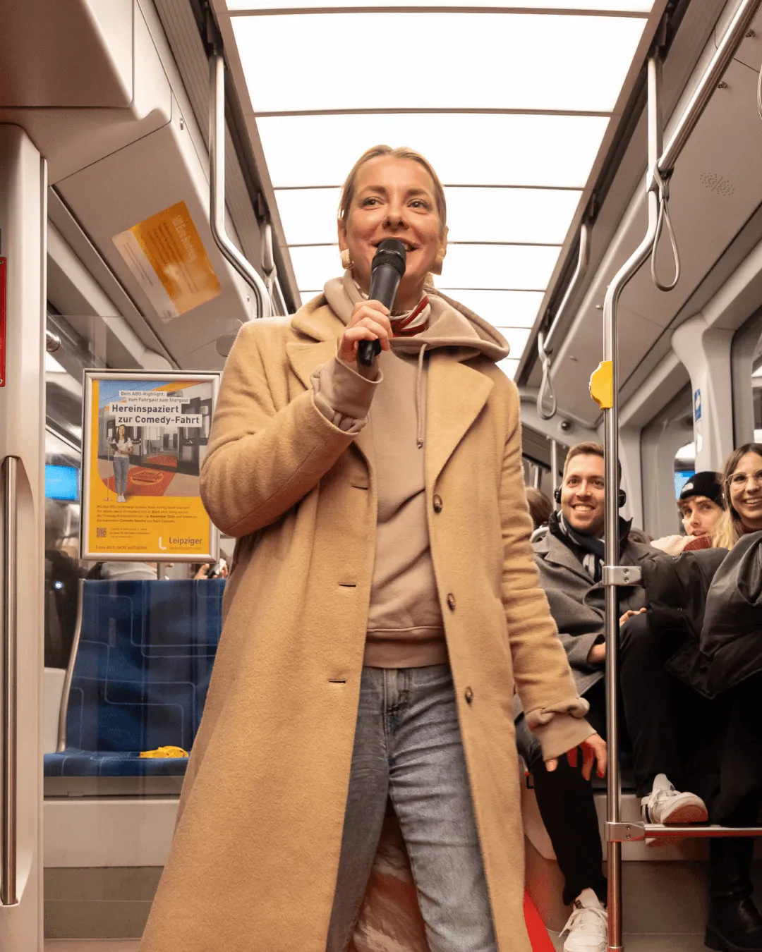 Comedian bei einer Comedy-Show in der Straßenbahn